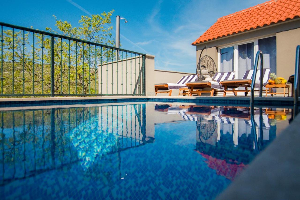 Holiday Home Moliva Donje Sitno Bagian luar foto